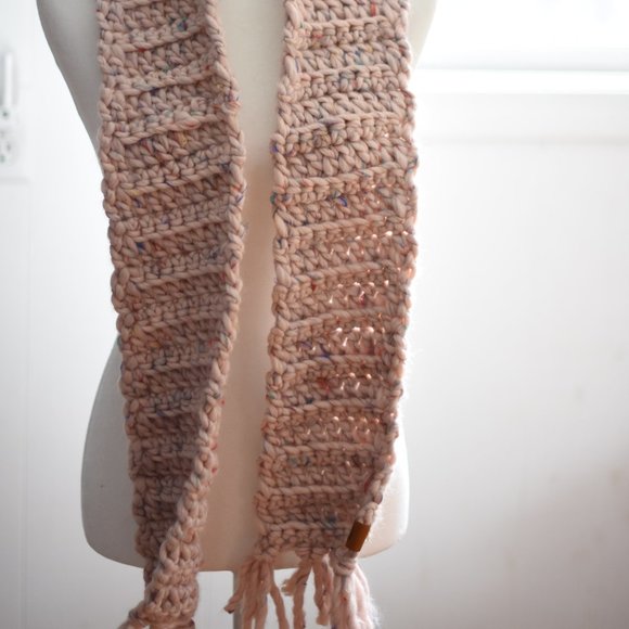 Pink cozy buttercream handcrafted crocheted scarf - Picture 3 of 7